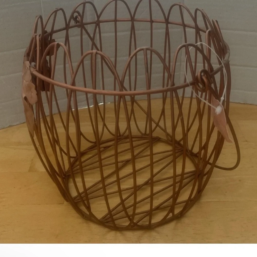 Decorative Copper color Wire Basket with Leaf Accents & handles About 7x7 NWT